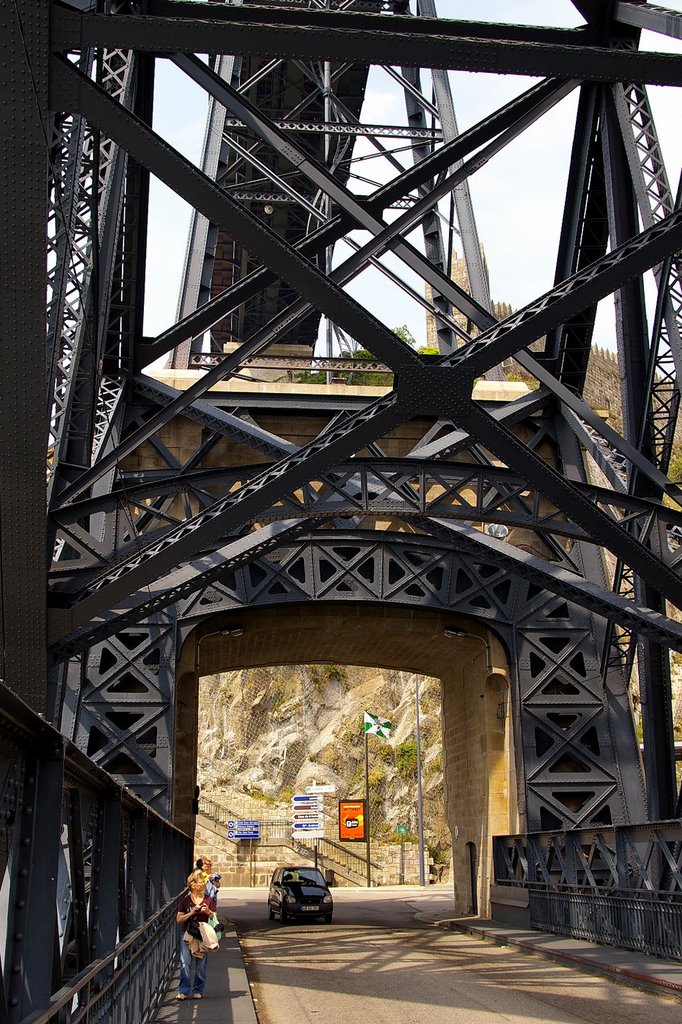 Puente Luis I, paso inferior, Oporto, Portugal by Antonio Alba