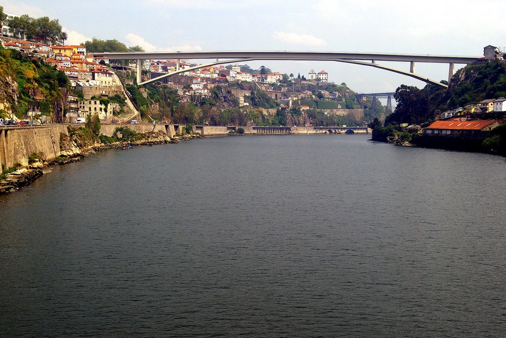 Rio Duero, Oporto, Portugal by Antonio Alba