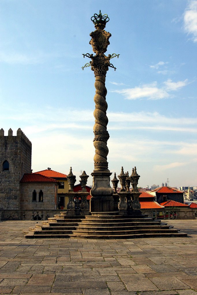 Plaz da Se, Oporto, Portugal by Antonio Alba