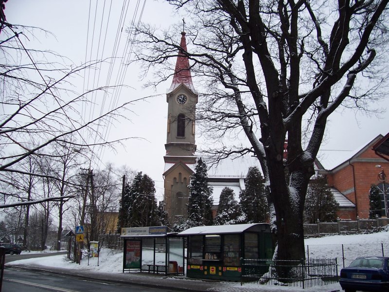 Bielsko-Biała, Kościół Matki Bożej Pocieszenia w Straconce oraz 300-letni dąb by Jerzy60