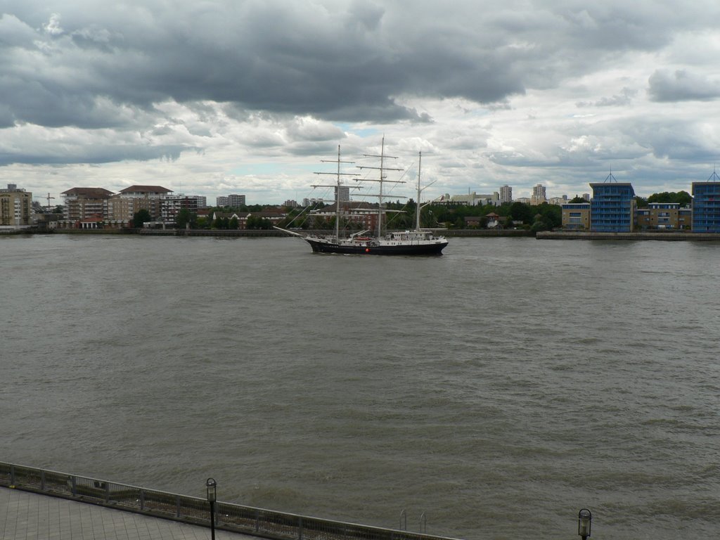 Sailing on the Thames by pmk1972