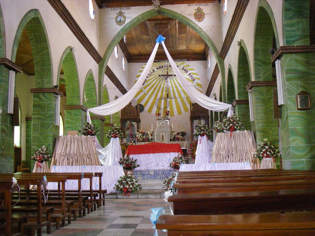 Interior de la iglesia by Pueblos del Ecuador