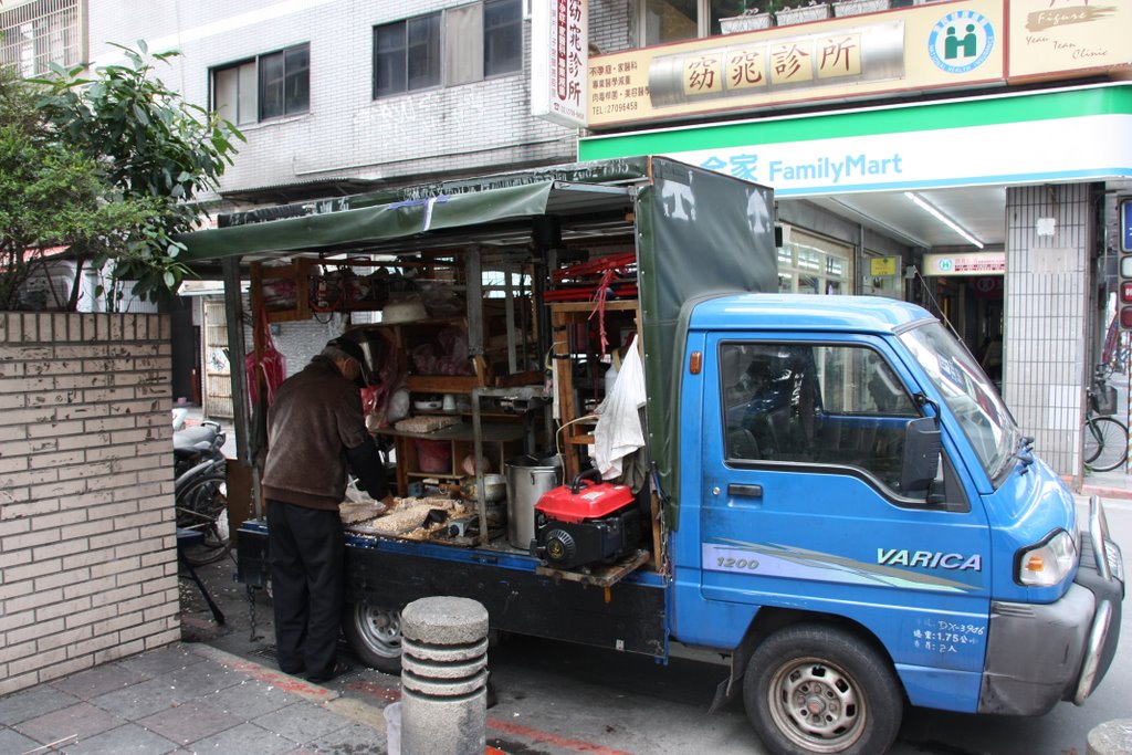 復興南路上的攤販，朝西北拍攝 A street vendor on Fuxing S Road, shooting toward northwest by ChoChoPK