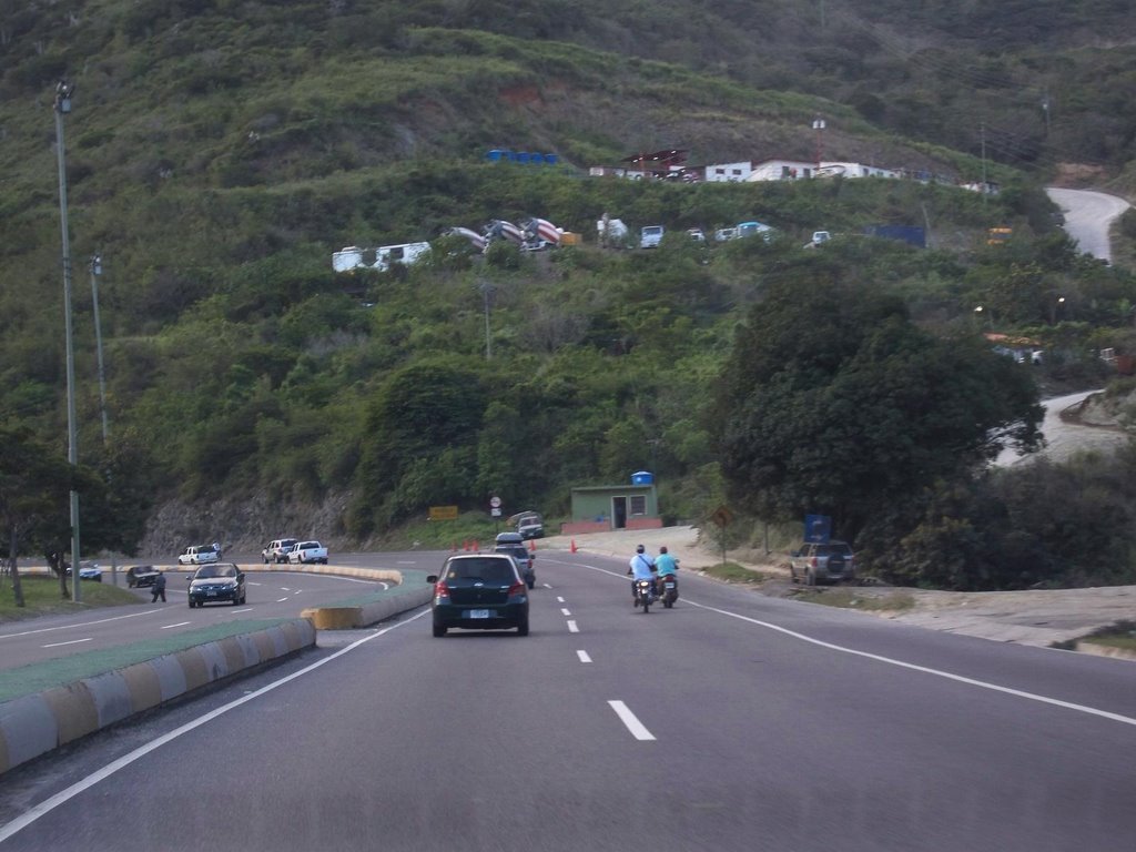 Autopista Caracas-La Guaira by Urbe Noticias