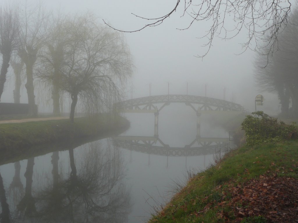 Pont sur le canal de LALINDE by Bruno CHAIX