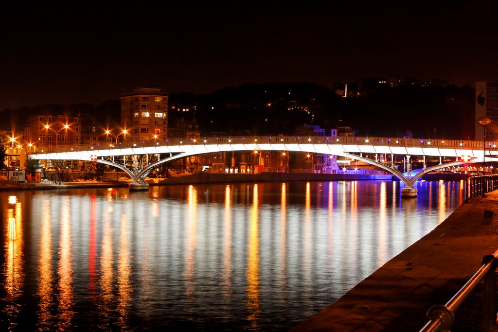 La Passerelle vue de nuit by X.Meex