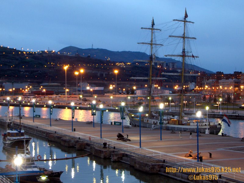 Anochecer en el muelle, Bilbao by Jose Luis Albor