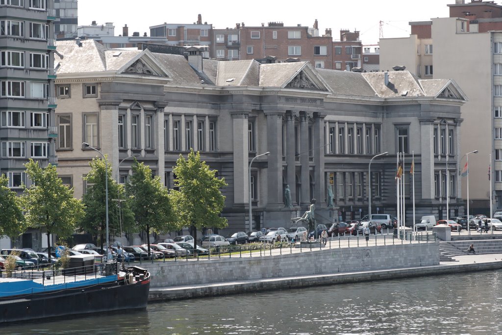 Institut de Zoologie sur le Quai Van Beneden à Liège by X.Meex