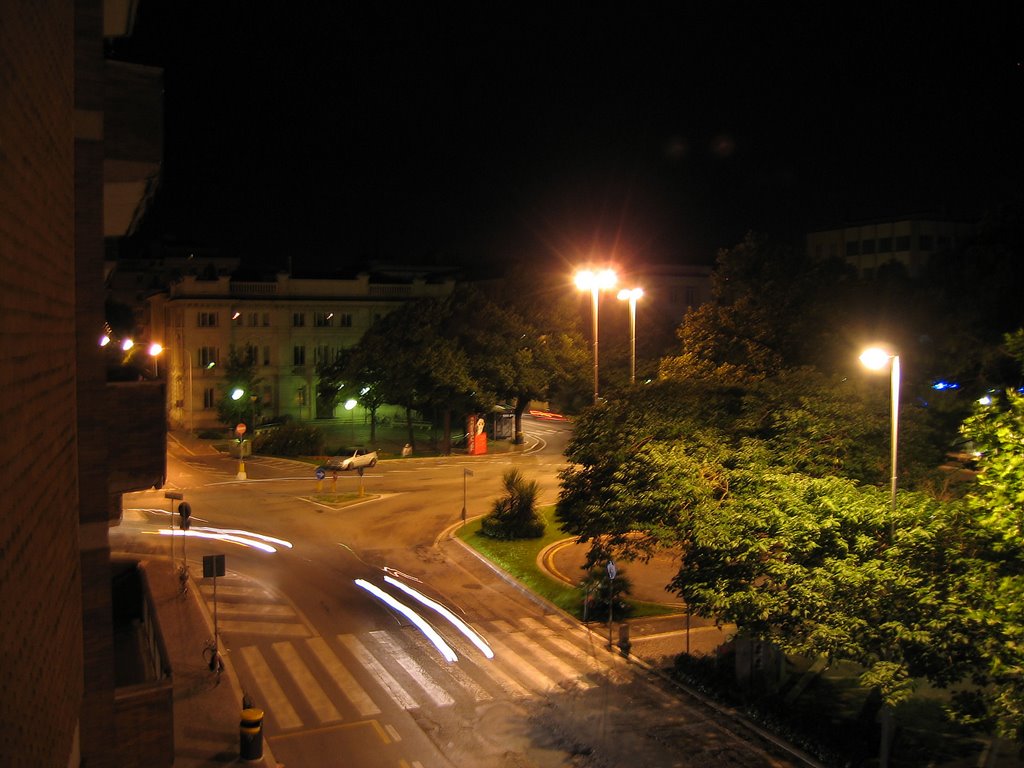 Pesaro-P.le Matteotti by night agosto 05 by joannisfranz