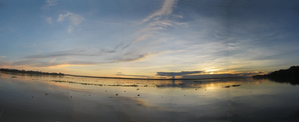 Atardecer en el imponente río Amazonas by Silvano Pabón Villamizar