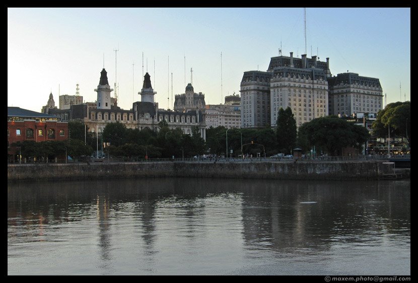 The Customs building at left and the Libertador, Ministry of Defence, at right (by maxem) by maxem!