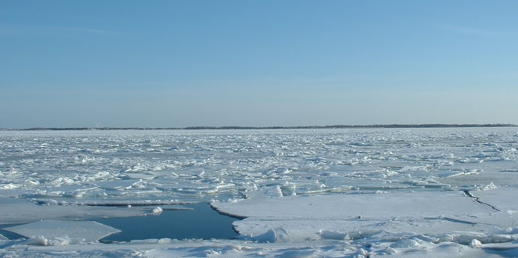 Winter on Lake Ontario, Kingston, Ontario, Canada by Guo, Wennan