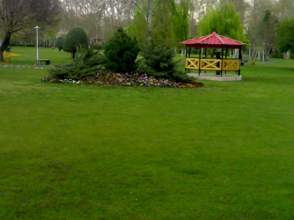 Laleh Park, Tehran, Iran by siamakya