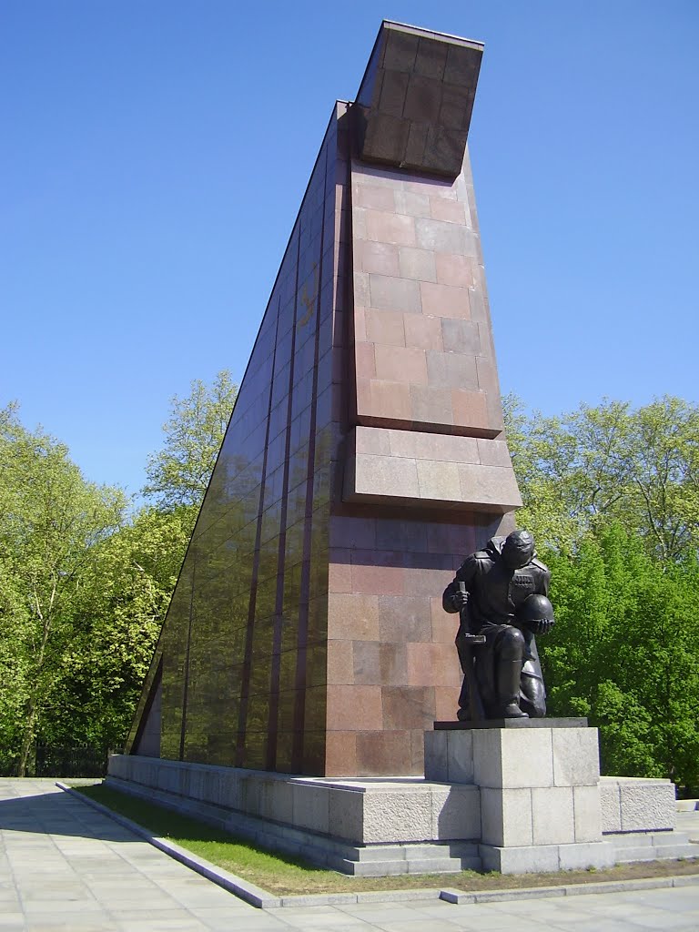 Sowjetisches Ehrenmal am Treptower Park(Sovietico Monumento) by Walid Lotfy 73