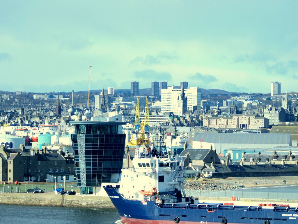 Aberdeen Harbour by iainbarclay