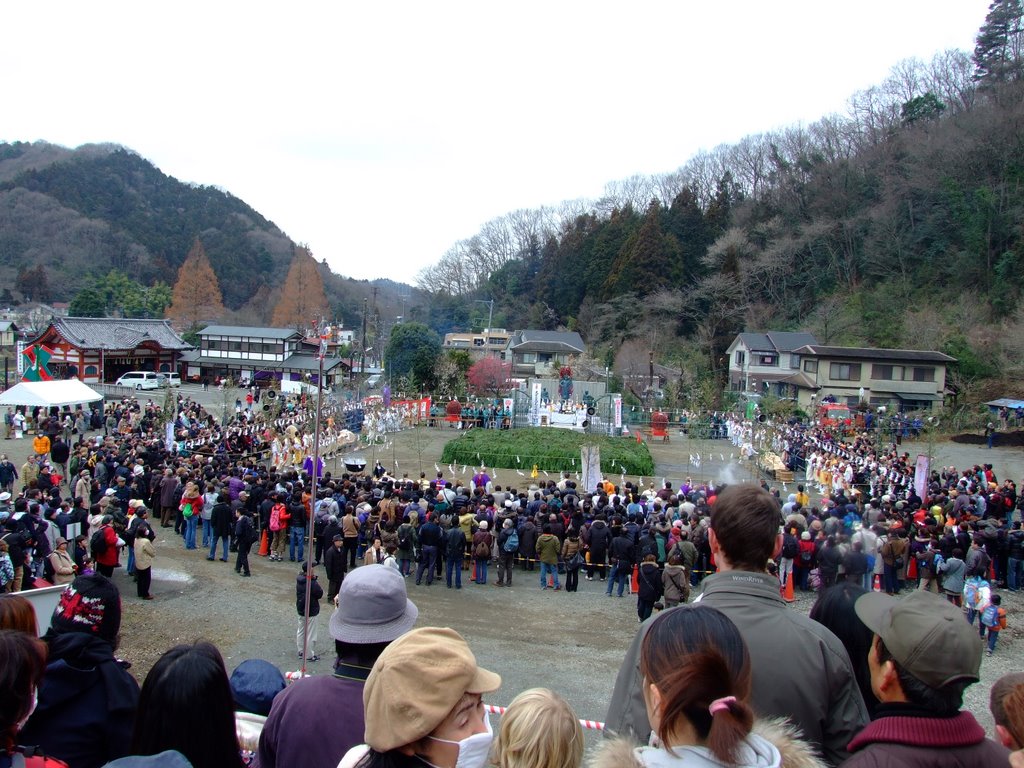 People watch Festival by Chouden Boy