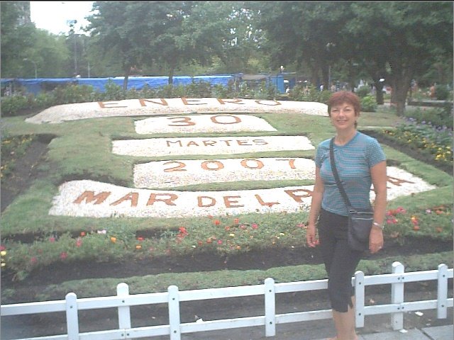 Cumple Lucre Plaza San Martin by Hugo de la Sota