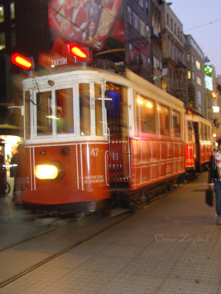 İstiklal Caddesi by Onur Zeybek