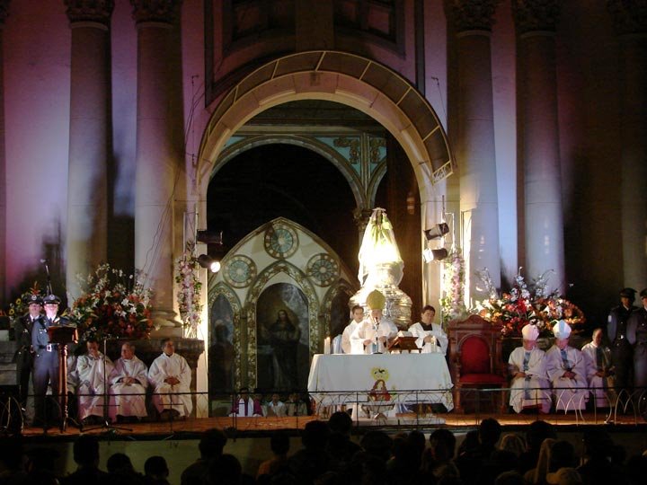 Interior de la basilica by Pueblos del Ecuador