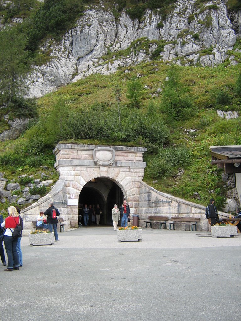 Eingang zum Fahrstuhl zum Kehlsteinhaus by ekkiroeske