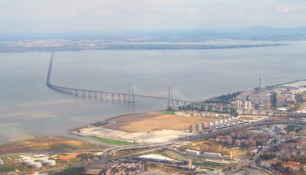 Vista aérea da ponte Vasco da Gama by Luis Bondoso