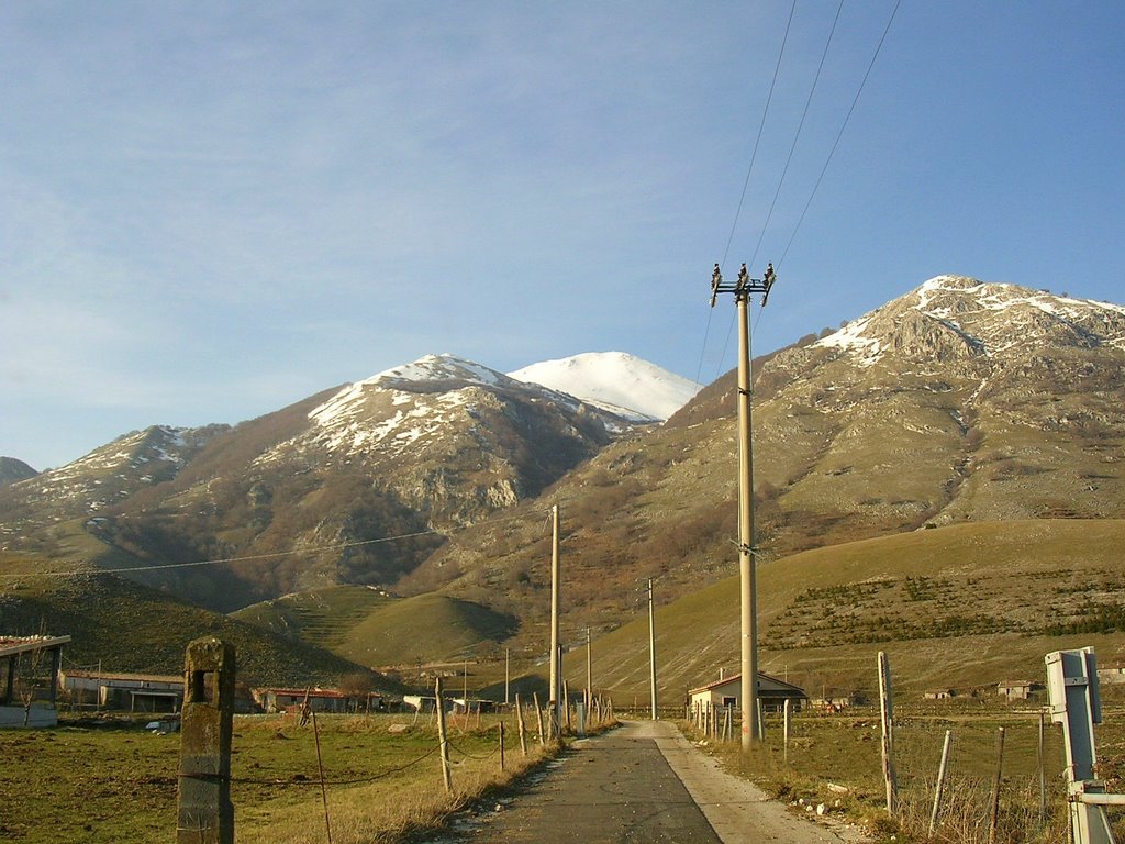 Vista del Matese da:"Strada Comunale Macchiatella" by Antonio Bellino