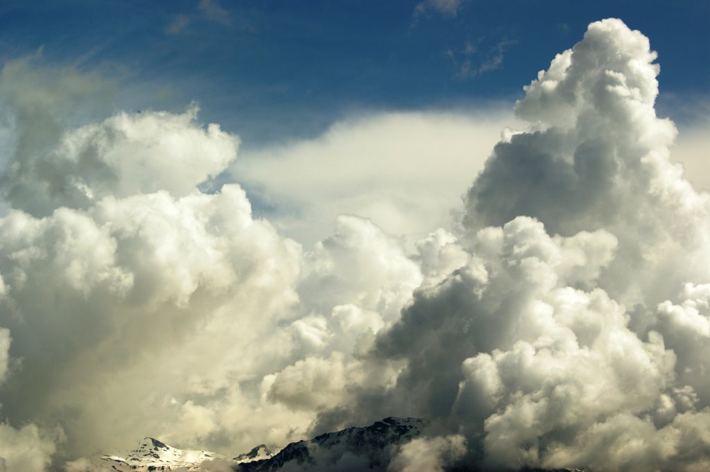 Wolkenberge türmen sich auf by Katy54