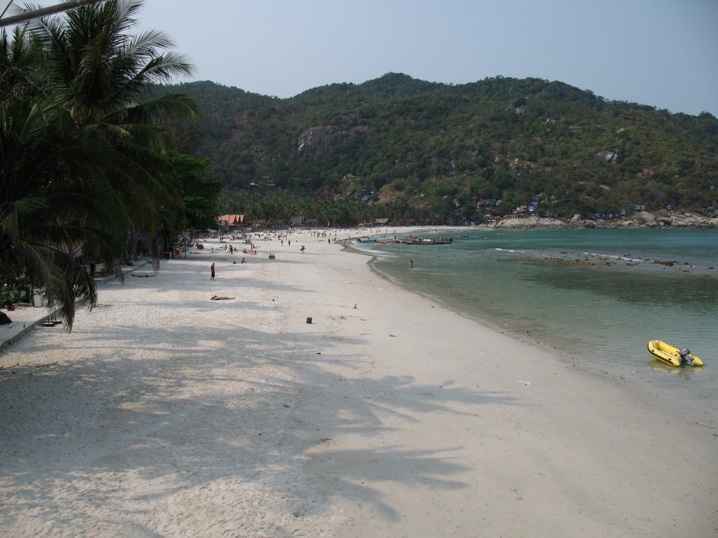 Haad Rin Nok Beach taken from The Rock by Radu Stefan