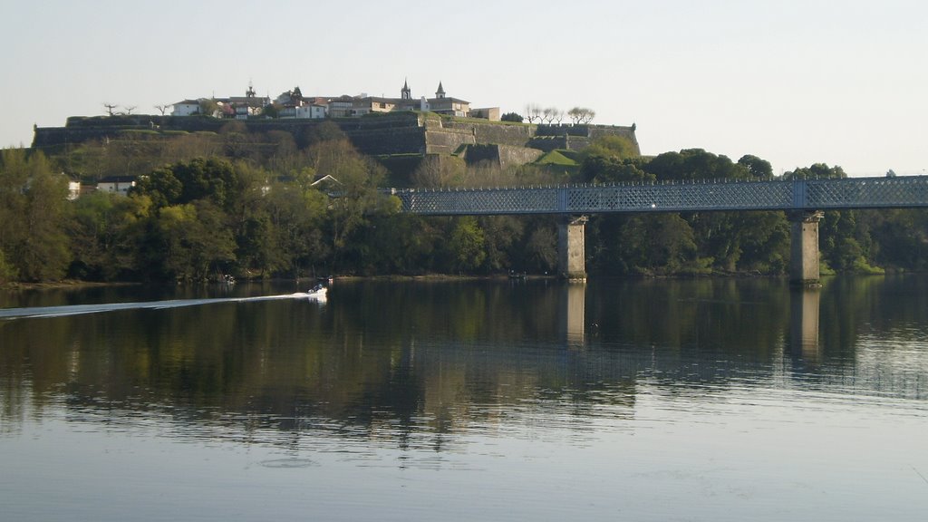 Ponte Internacional sobre o Miño, ca Fortaleza de Valença o fondo by Bastians.G.