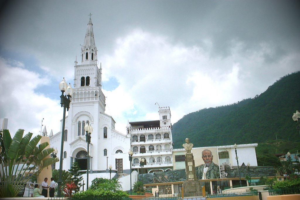 Basilica menor de montecristi by Pueblos del Ecuador