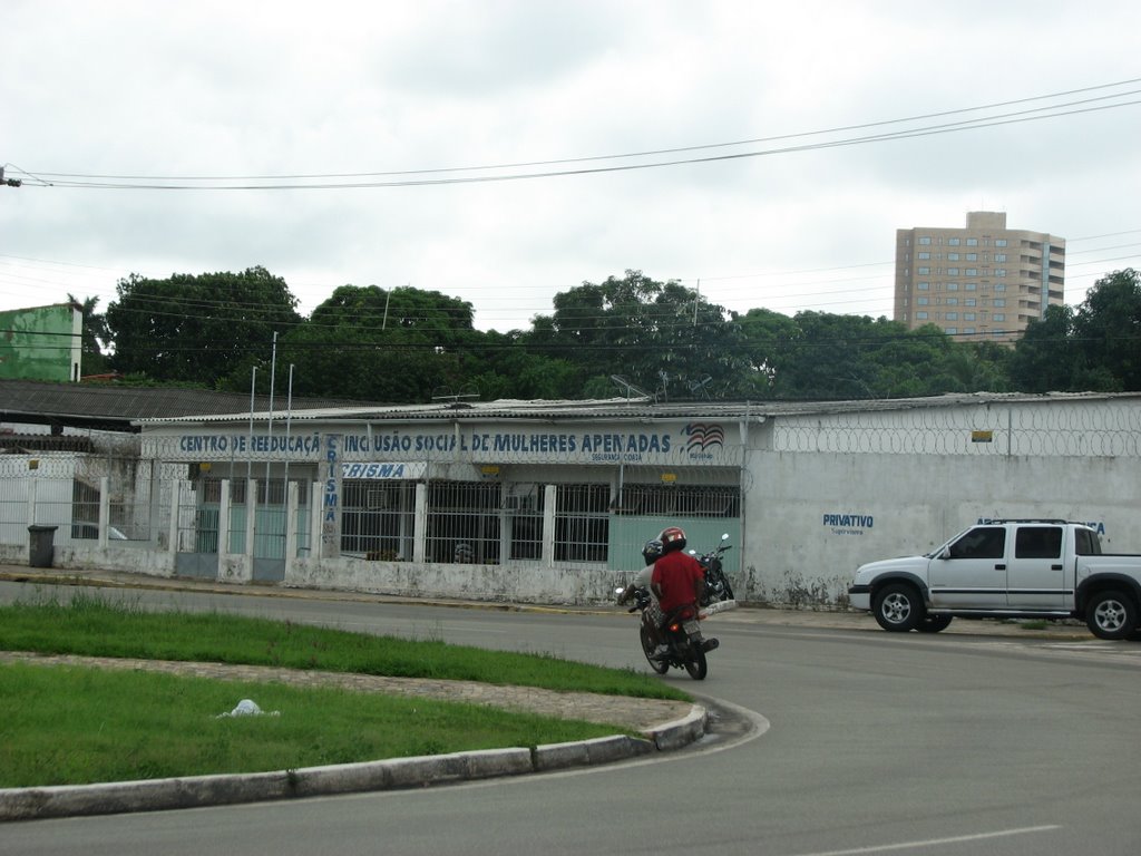 CENTRO DE REEDUCAÇÃO E INCLUSÃO SOCIAL DE MULHERES APENADAS - CRISMA by LUCIO G. LOBO JÚNIOR