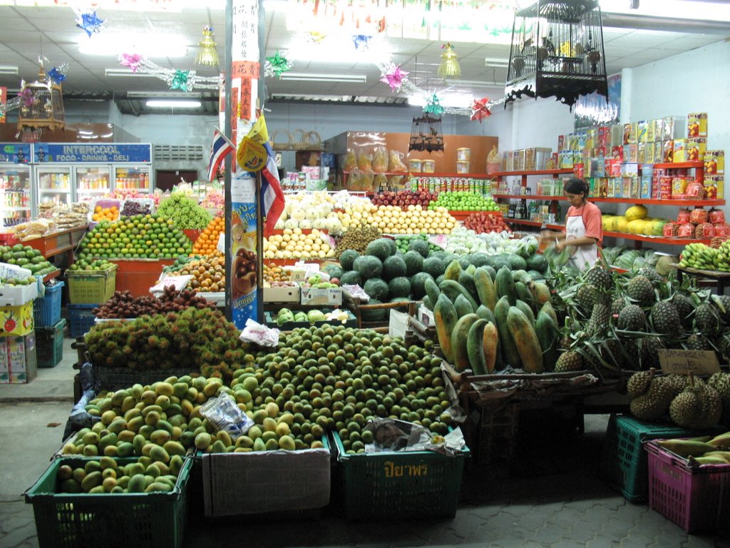 Fruits shop in Thongsala by Radu Stefan