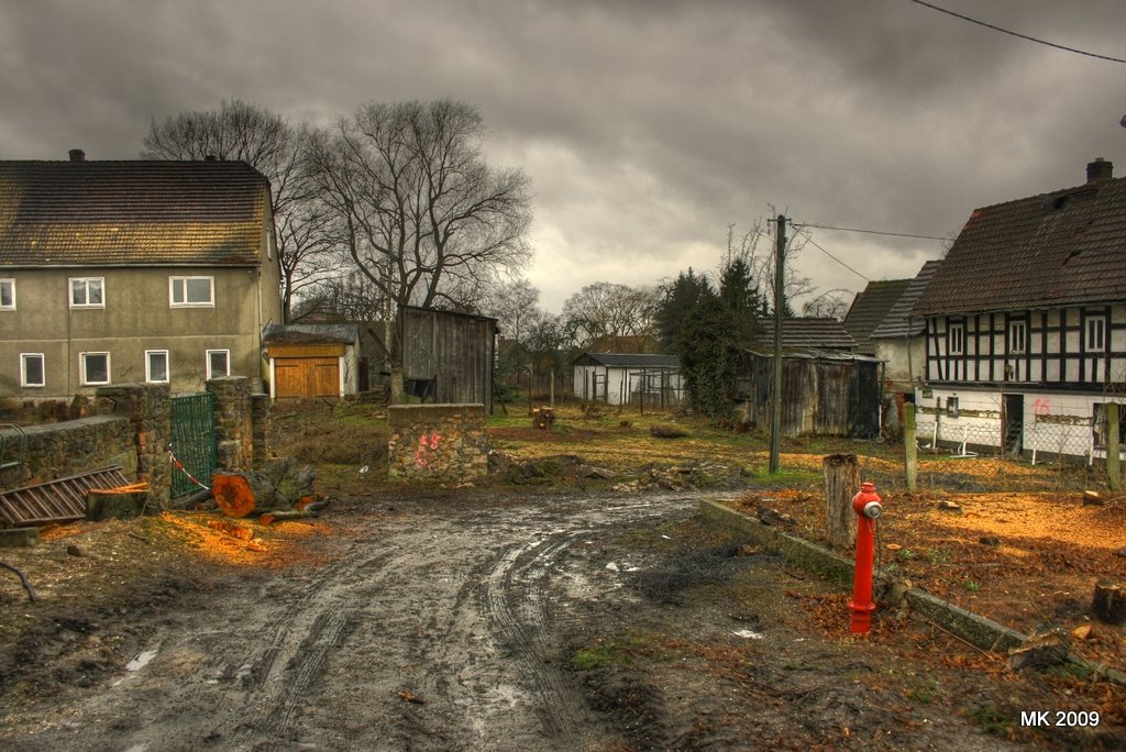 Vor der Kirche by Mirko Knauth