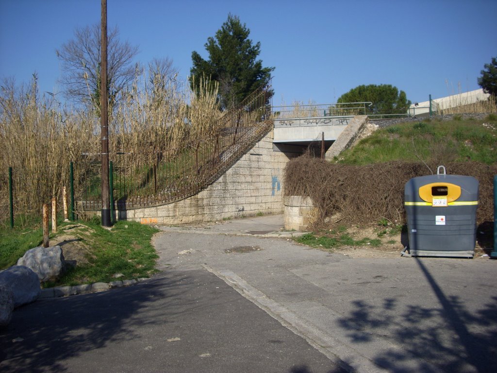 Débouché de l'ancien chemin de Valcros sous la voie ferrée Aix-Rognac by cliomobile69