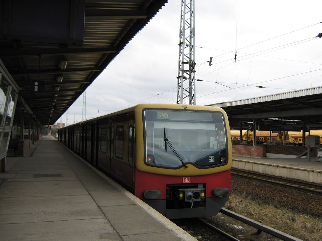 By Werner Rathai - S Bahn Bahnhof Berlin Schönefeld by WEOSRA