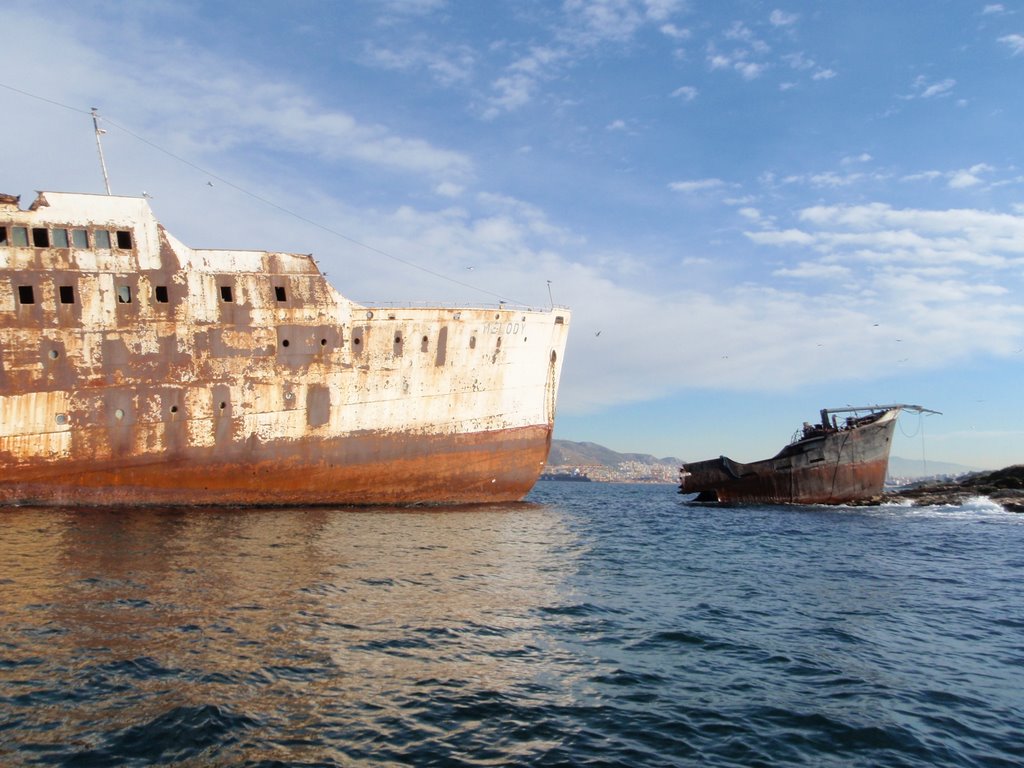 Melody shipwreck on Atalanti island by papageo