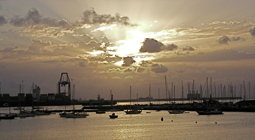 Amanecer (Playa de las Alcaravaneras, Las Palmas de Gran Canaria) by JuanCana