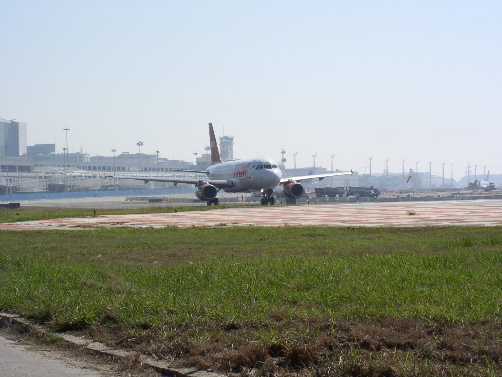 Avião preparando-se para decolar, Aeroporto Santos Dumont ao fundo - Rio de Janeiro by Valeriadarce