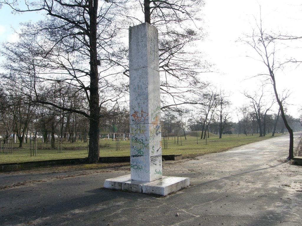 Park Tysiąclecia - obelisk by kwolana