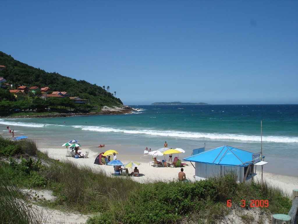 Vista da praia de Quatro Ilhas, em Bombinhas, SC. by Lombardi, Sergio