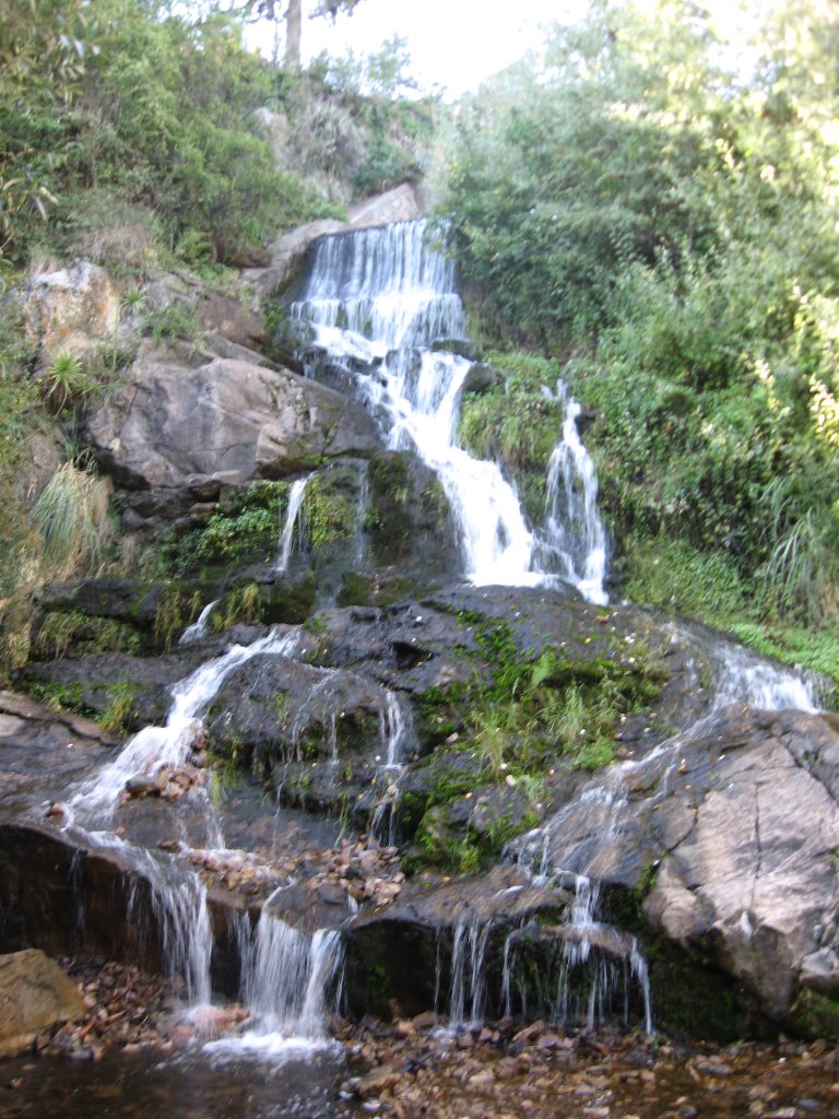 Cascada en el Dique San Gerónimo by Leandro Ricchi