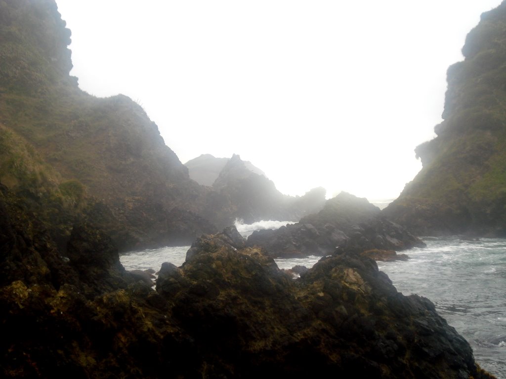 ROCAS EN PLAYA DE PUÑIHUIL,EN UN DIA NUBLADO by georgina guichaquelen