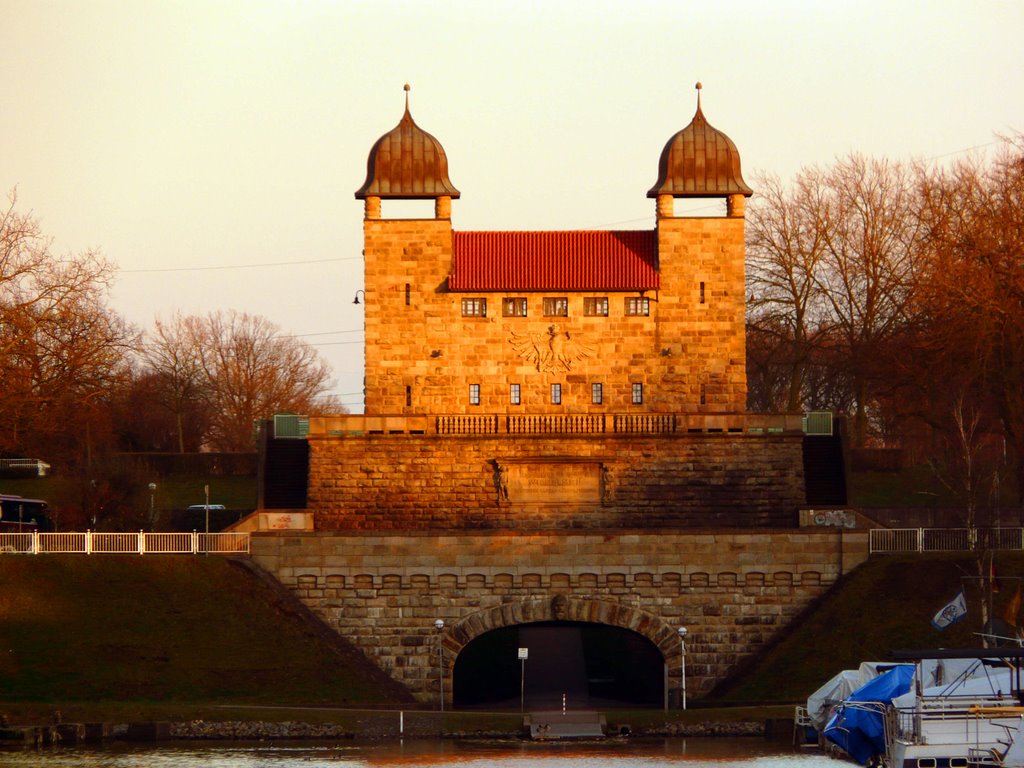 Alte Schachtschleuse Henrichenburg in der untergehenden Sonne by Don Geochotte