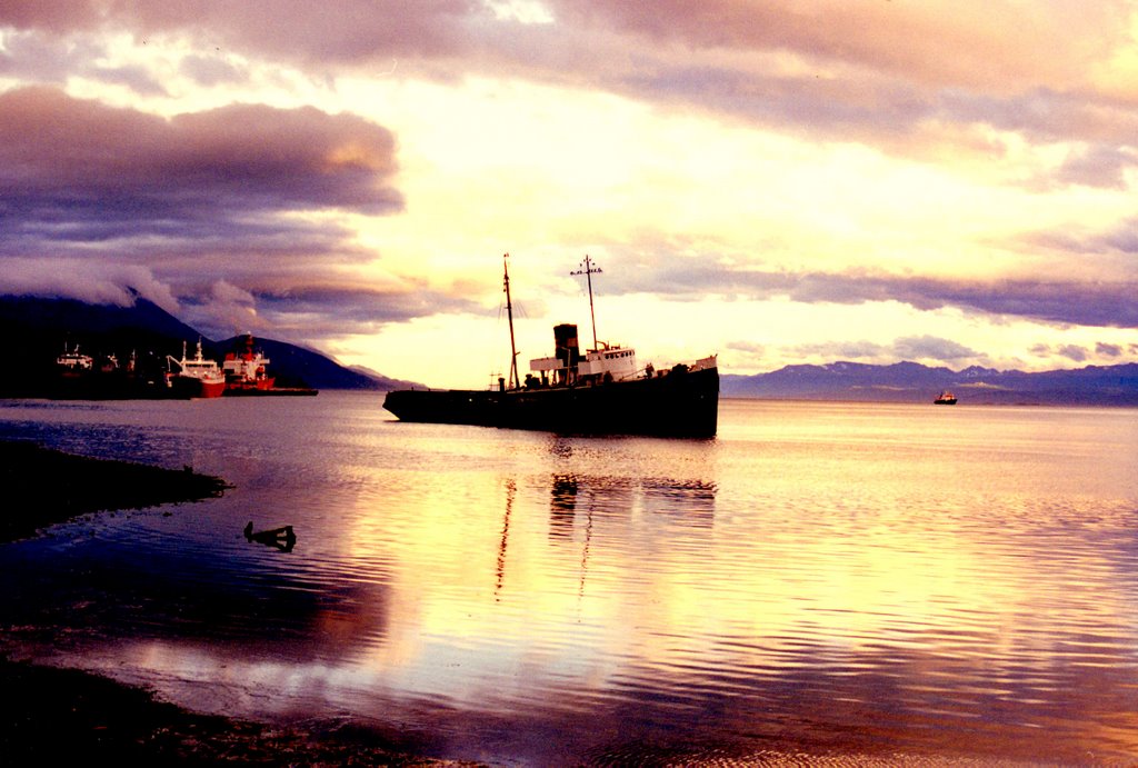 Ancien remorqueur Ushuaia by m-l.claude