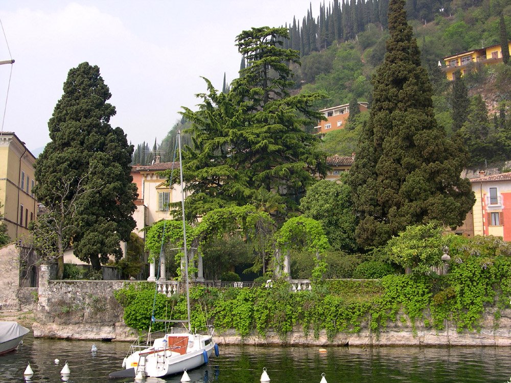 Toscolano Maderno-Porticciolo di Toscolano-Giardino di Palazzo Comboni by ©Luigi Petrazzoli