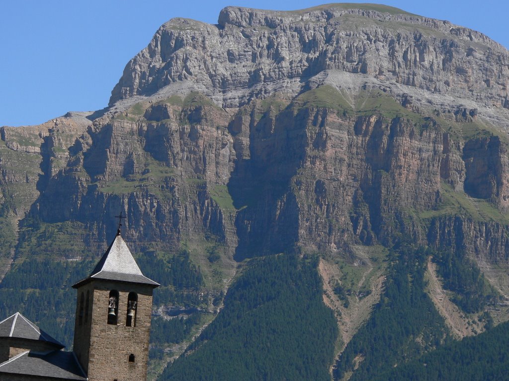 Torla, campanario y Ordesa. by jose ramon rioja