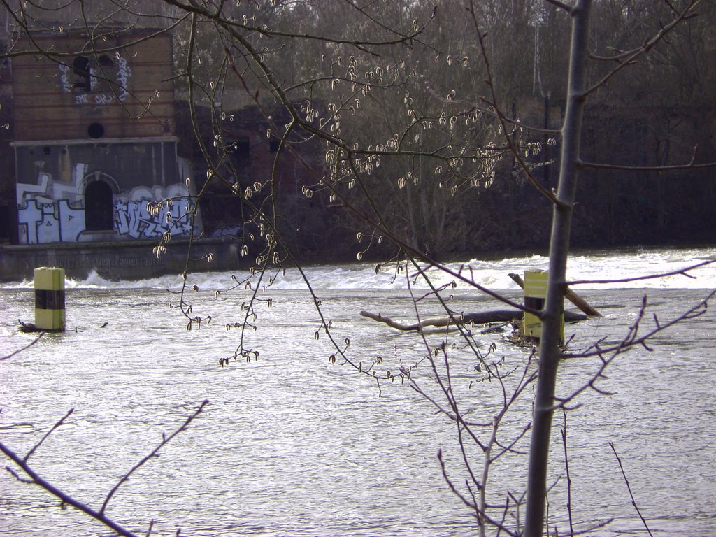 Trotha-Wehr mit Blick auf alte Papierfabrik by punicamusik