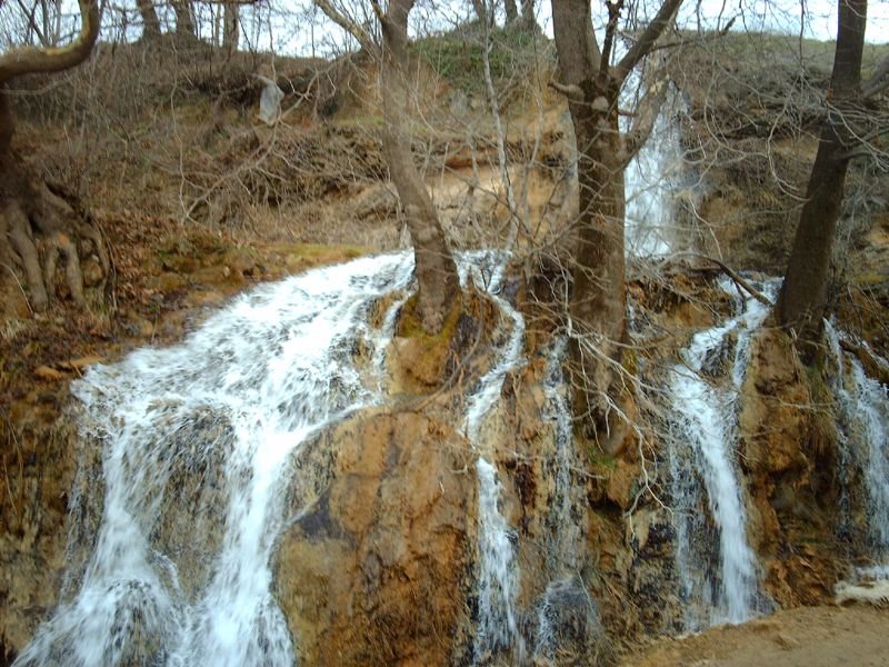 BAŞKÖY GİRİŞİ MİNİ ŞELALE by MERMERCİ ÖZGÜR