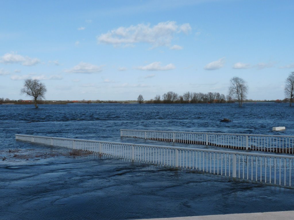 Zugang zur Anlegestelle der Personenfähre in Hitzacker bei Hochwasser am 18.3.2009 by mimi.handorf