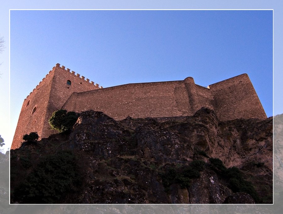 Castillo de Segura iluminado con las luces de la mañana. by Framusa